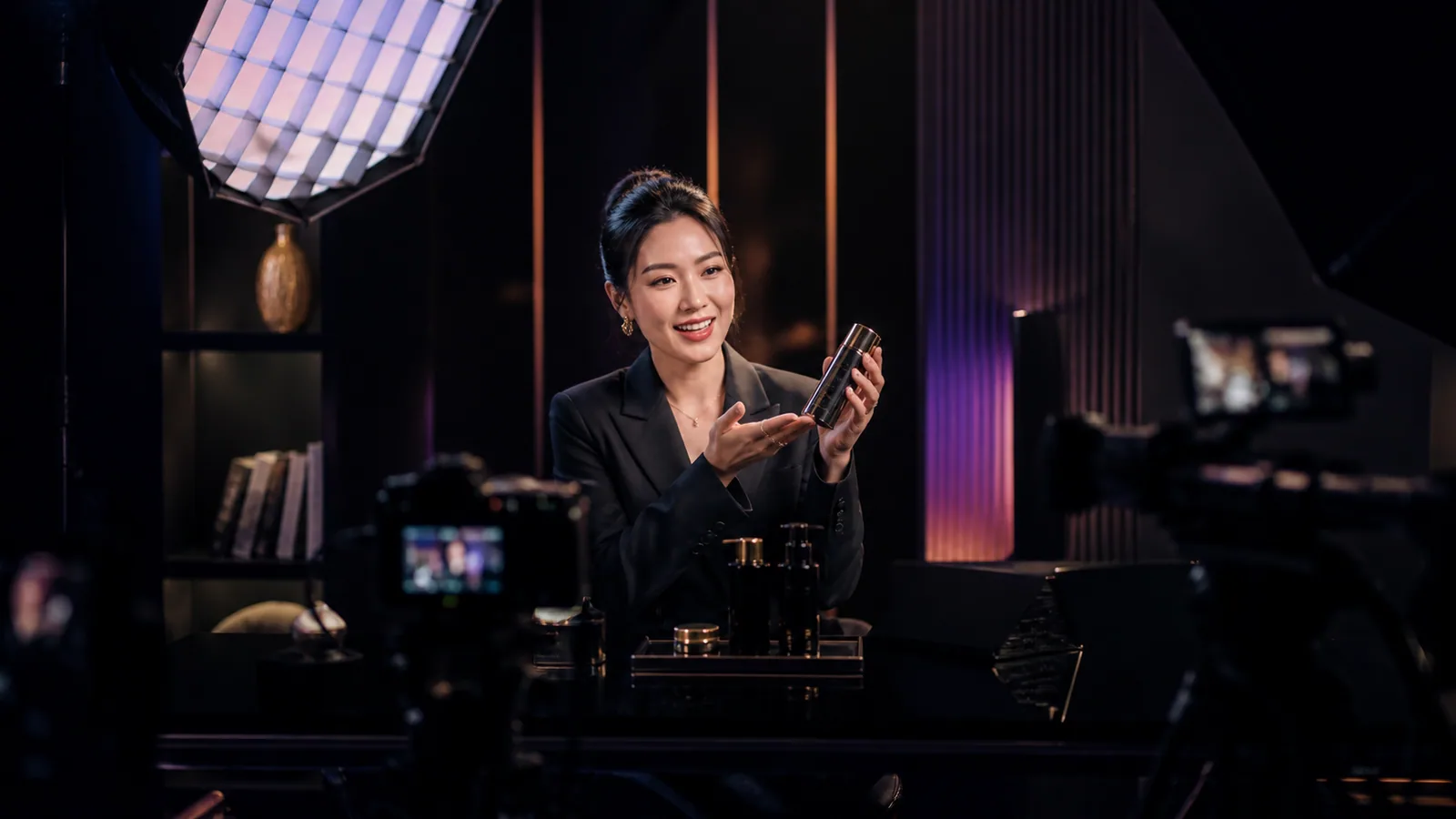 Người dẫn chương trình trong trường quay livestream thương mại